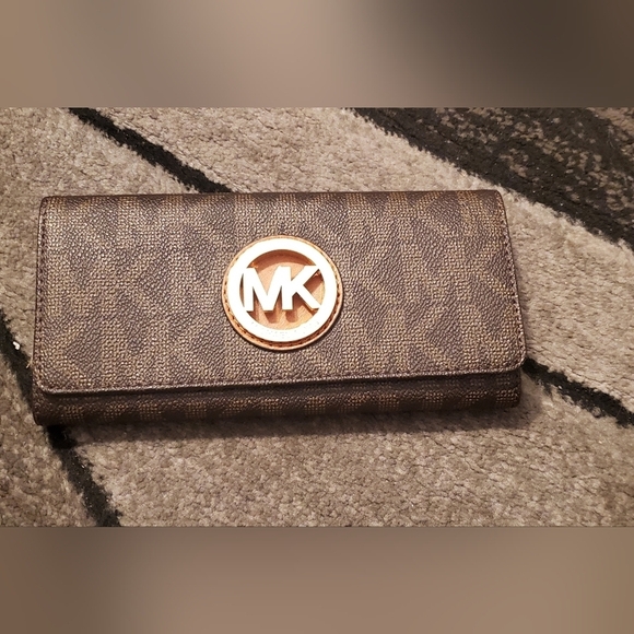 Michael Kors Handbags - MICHAEL KORS JET SET LOGO SNAP FRONT WALLET